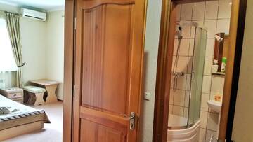 Фото номера Люкс с 2 спальнями Мини-отель ФЕЯ-центр Бердянска г. Бердянск 10