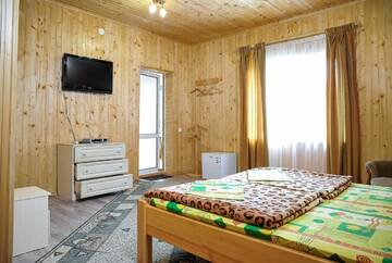 Фото номера Трехместный номер «Комфорт» с душем Отель Katrin Hotel г. Бердянск 4