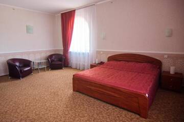 Фото номера Номер с кроватью размера «queen-size» и видом на бассейн Отель Hotel Mon Senior г. Бердянск 7