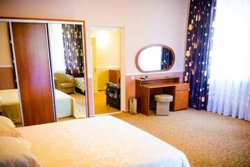 Фото номера Апартаменты с 2 спальнями Отель Hotel Mon Senior г. Бердянск 2