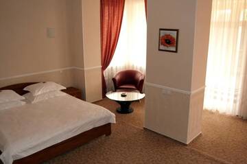 Фото номера Двухместный номер Делюкс с 1 кроватью и балконом Отель Hotel Mon Senior г. Бердянск 2