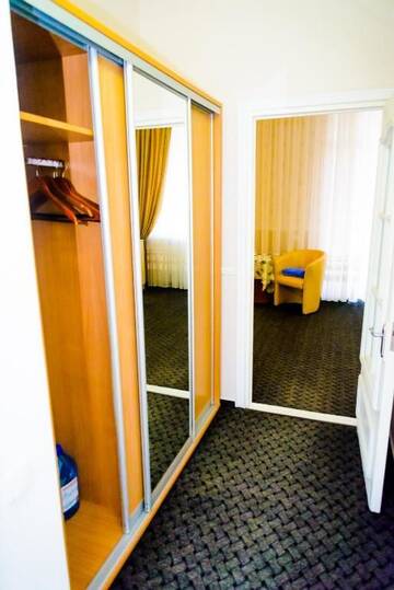 Фото номера Двухместный номер с 2 отдельными кроватями и балконом Отель Hotel Mon Senior г. Бердянск 6