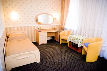 Фото номера Двухместный номер с 2 отдельными кроватями и балконом Отель Hotel Mon Senior г. Бердянск 2
