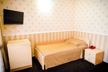 Фото номера Двухместный номер с 2 отдельными кроватями и балконом Отель Hotel Mon Senior г. Бердянск 3