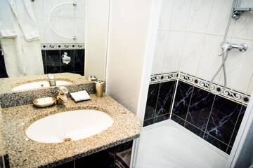 Фото номера Двухместный номер с 2 отдельными кроватями и балконом Отель Hotel Mon Senior г. Бердянск 7
