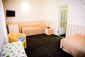 Фото номера Двухместный номер с 2 отдельными кроватями и балконом Отель Hotel Mon Senior г. Бердянск 4