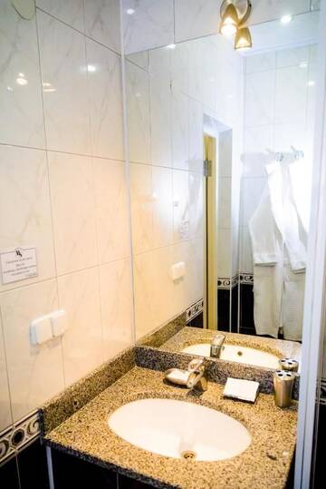 Фото номера Двухместный номер с 2 отдельными кроватями и балконом Отель Hotel Mon Senior г. Бердянск 11