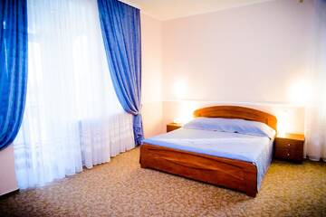Фото номера Двухместный номер с 1 кроватью и видом на бассейн Отель Hotel Mon Senior г. Бердянск 2