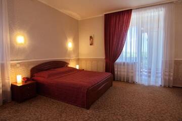 Фото номера Номер с кроватью размера «queen-size» и видом на бассейн Отель Hotel Mon Senior г. Бердянск 2