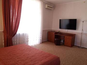 Фото номера Номер с кроватью размера «queen-size» и видом на бассейн Отель Hotel Mon Senior г. Бердянск 3