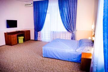 Фото номера Двухместный номер с 1 кроватью и видом на бассейн Отель Hotel Mon Senior г. Бердянск 5
