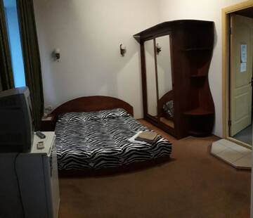 Фото номера Cемейный номер с собственной ванной комнатой Отель Hotel Azov г. Бердянск 3