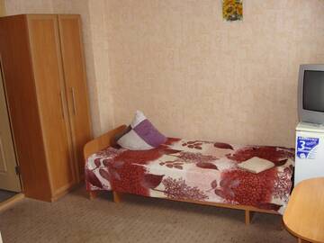 Фото номера Трехместный номер «Комфорт» с душем Отель Hotel Azov г. Бердянск 4