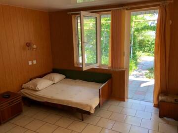 Фото номера Четырехместный номер с общей ванной комнатой Гостевой дом Guest House Gostinnyi г. Бердянск 4