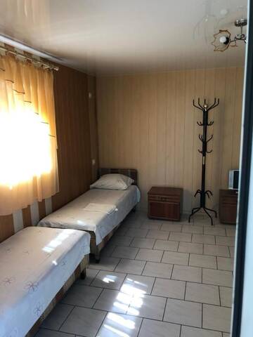 Фото номера Четырехместный номер с общей ванной комнатой Гостевой дом Guest House Gostinnyi г. Бердянск 5