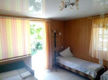 Фото номера Четырехместный номер с общей ванной комнатой Гостевой дом Guest House Gostinnyi г. Бердянск 6