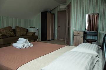 Фото номера Улучшенный трехместный номер с видом на море Гостевой дом Sun House г. Бердянск 8