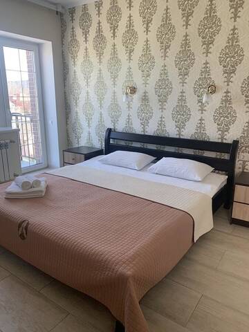 Фото номера Номер с кроватью размера «queen-size» и балконом Гостевой дом Sun House г. Бердянск 5