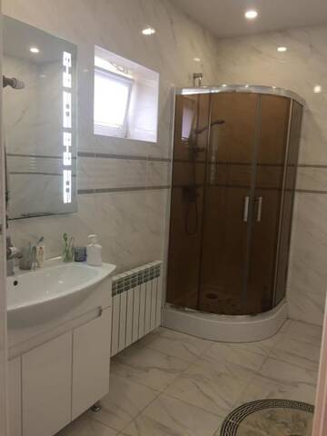 Фото номера Дом с 5 спальнями Дома для отпуска Tinyayev-house г. Бердянск 29