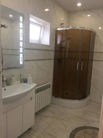 Фото номера Дом с 5 спальнями Дома для отпуска Tinyayev-house г. Бердянск 9