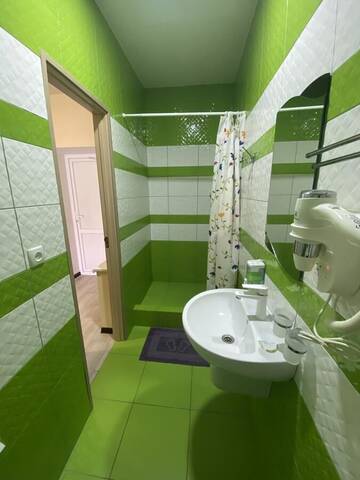 Фото номера Классический трехместный номер Отель Holiday г. Бердянск 7