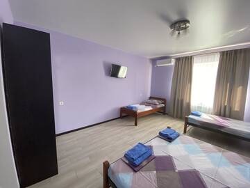 Фото номера Классический трехместный номер Отель Holiday г. Бердянск 5