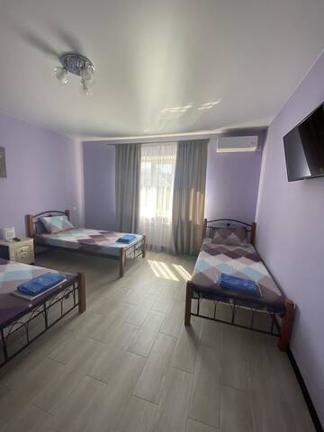 Фото номера Классический трехместный номер Отель Holiday г. Бердянск 12