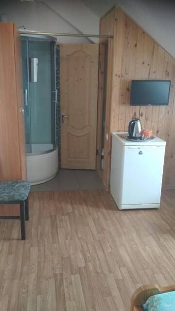 Фото номера Стандартный трехместный номер Гостевой дом Риф г. Бердянск 3