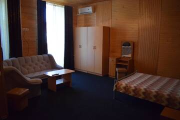 Фото номера Номер с 2 кроватями размера &quot;king-size&quot; Отель Гостиница СКИФ г. Бердянск 3
